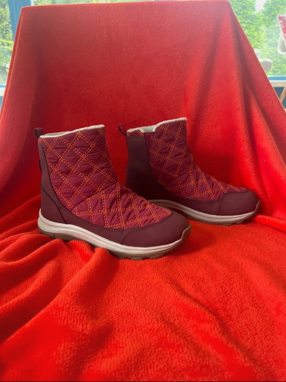 Keen Women's Quilted Burgundy Ankle Winter Pull on Boots like new
